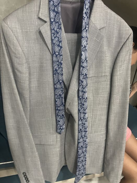 Мужской костюм классический удобный с галстуком