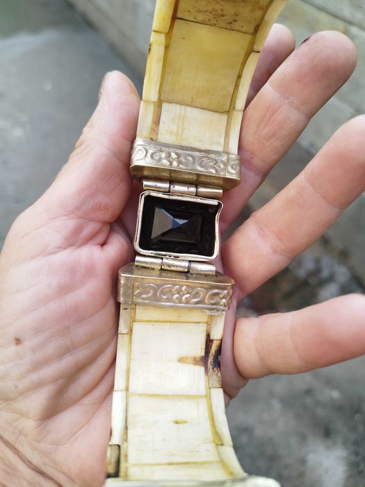 Продавам две старинни гривни
