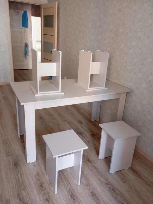 Продам стол с табуретками