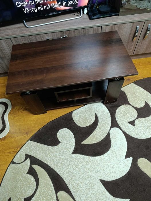 Vand coltar extensibil impreuna cu un fotoliu din piele neagra.