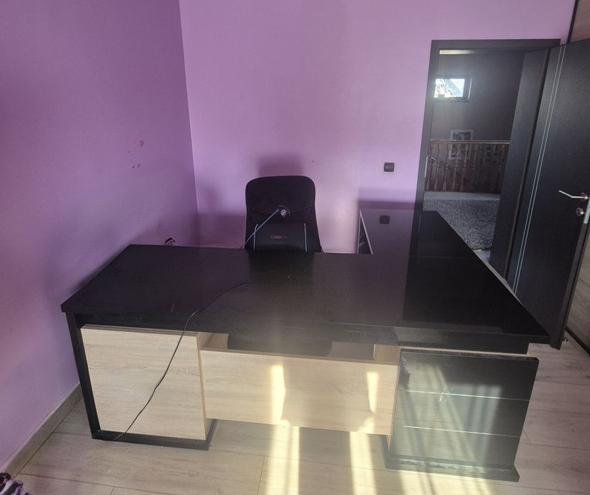 Vand mobila de birou făcută la comanda