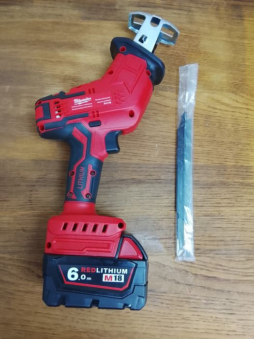 Fierăstrău sabie Milwaukee cu o baterie de 6a Nou