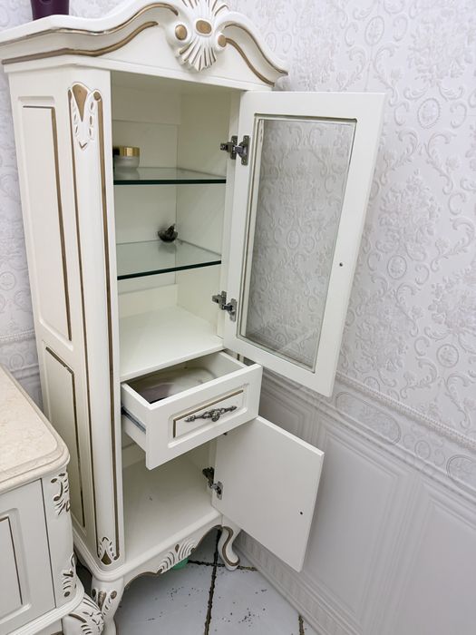 Пенал и зеркало в классическом стиле