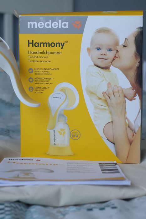 Ръчна помпа за кърма Medela Harmony + Подарък