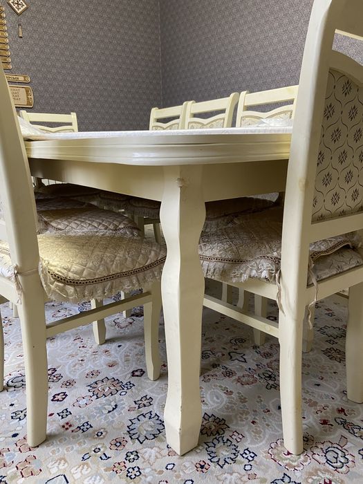 Стол и стуля для гостинной