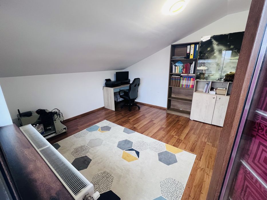 Casă p+m mobilată și utilată, cu 550 mp teren, situată la 10 minute de oraș, într-un cadru natural mirific – 160.000 euro