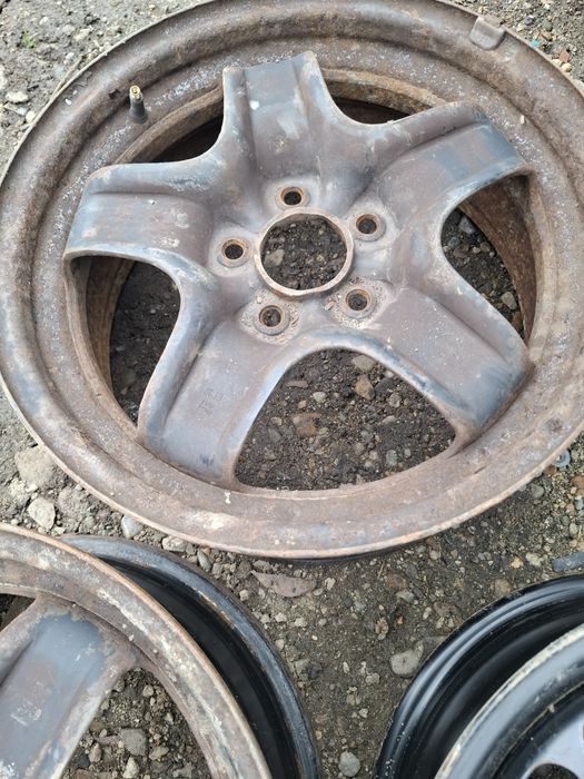 Vand 1 sau 2 jante R 16 ford focus 2 merg si pe 3