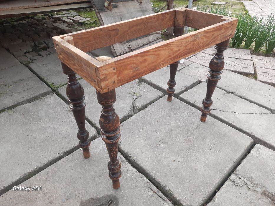 Продам антикварный стол.