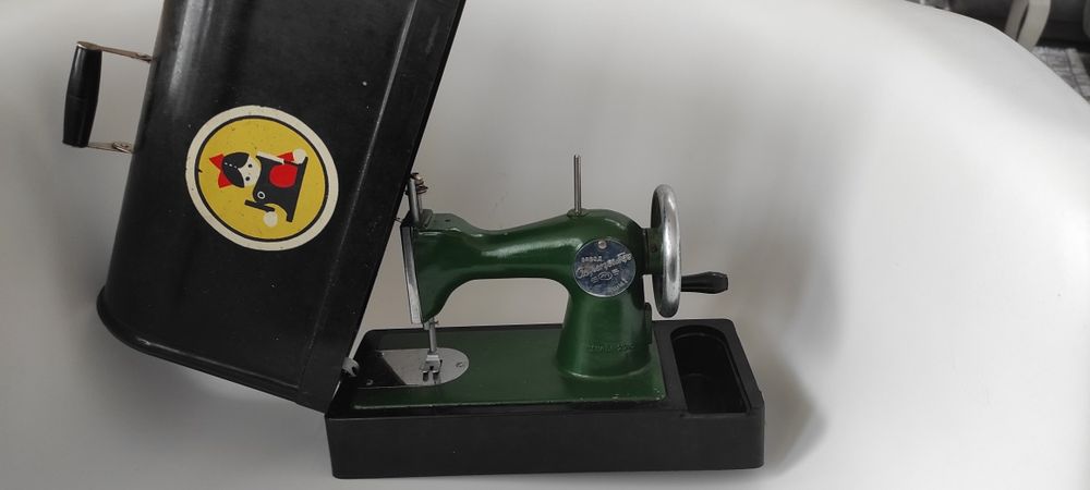 Детска шевна машина. Ретро. Играчка.