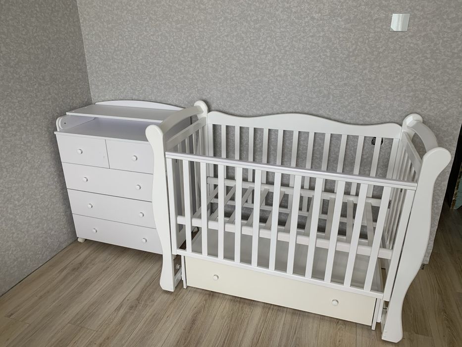 Продам кроватку маятник + комод