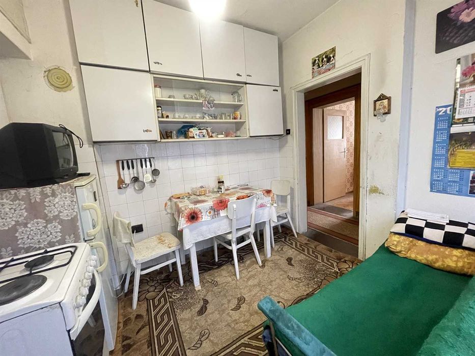 Продава се : тристаен тухлен апартамент