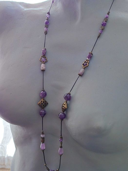 Colier deosebit cu elemente din ametist natural si elemente metalice..