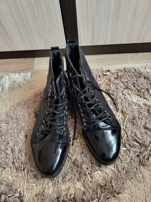 Дамски лачени боти