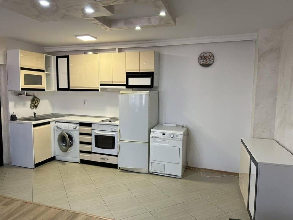 Дава се под наем Двустаен апартамент в Бургас, Лазур - 60 кв.м за 408 € - Снимка #1