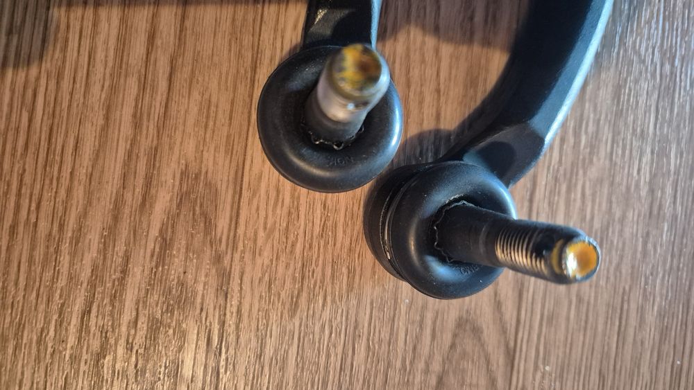 Продам рулевые наконечники на камри 30