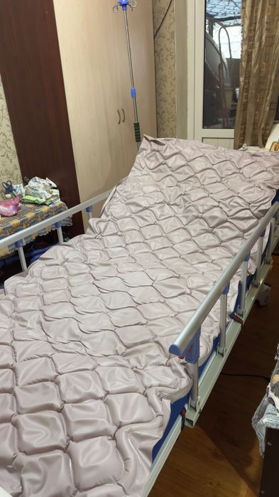 Медицинская кровать с подъемной спинкой и противопролежневым матрасом