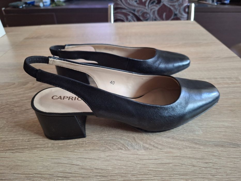 Черни Обувки на Ток Caprice