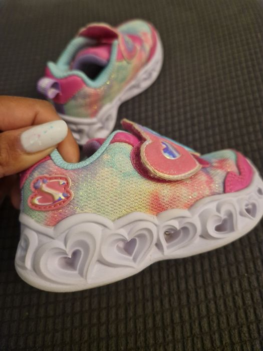 adidasi skechers