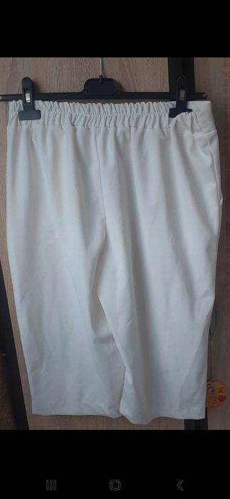 Pantaloni albi scurți