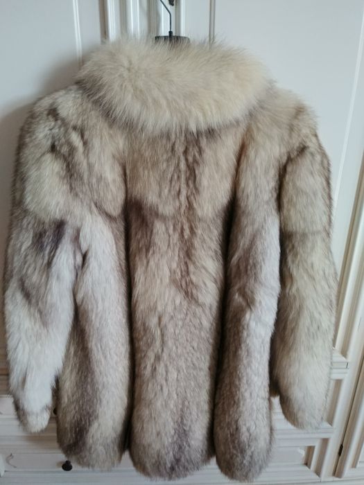 Haină blană de vulpe argintie.