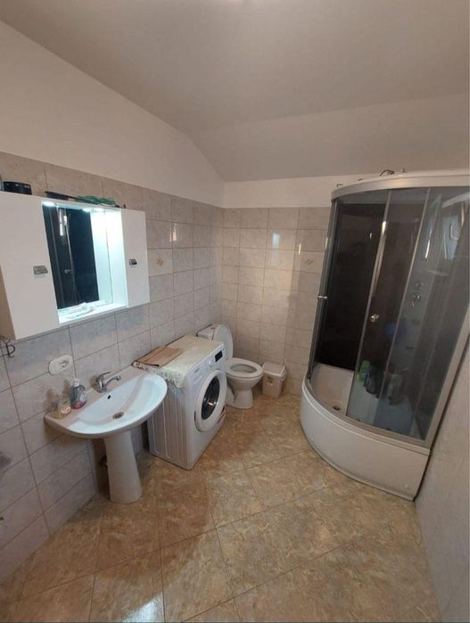 Închiriez camera la vilă cu parcare