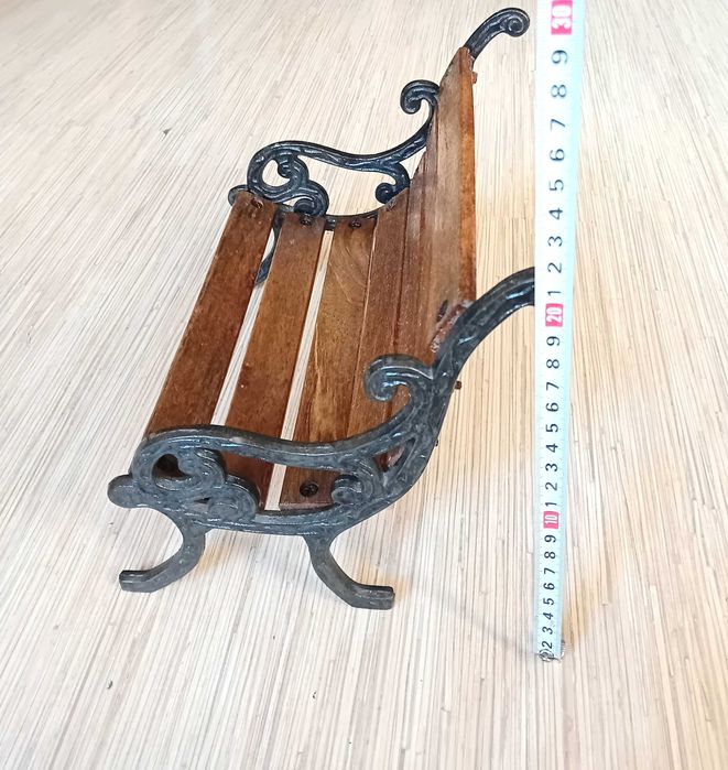 Малка дървена пейка ДЕКОРАТИВНА