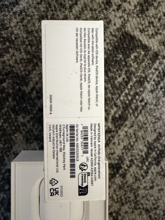 Продавам слушалки AirPods 3. Ползвани 2,5 години, в добро състояние, работят перфектно.