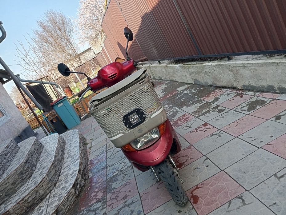 скутер Сузуки с корзиной