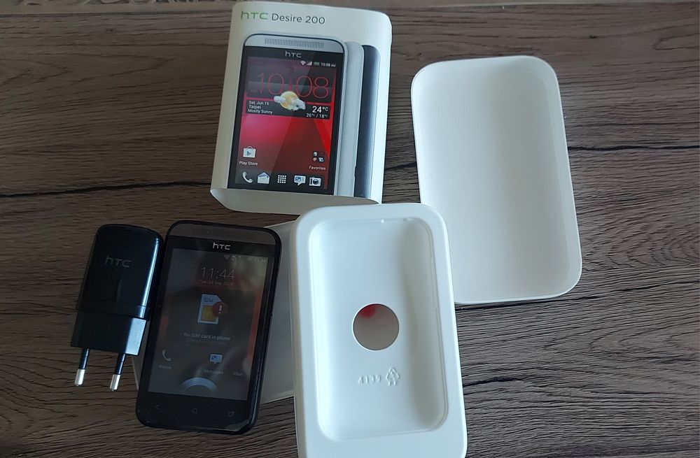 Телефон HTC DESIRE 200