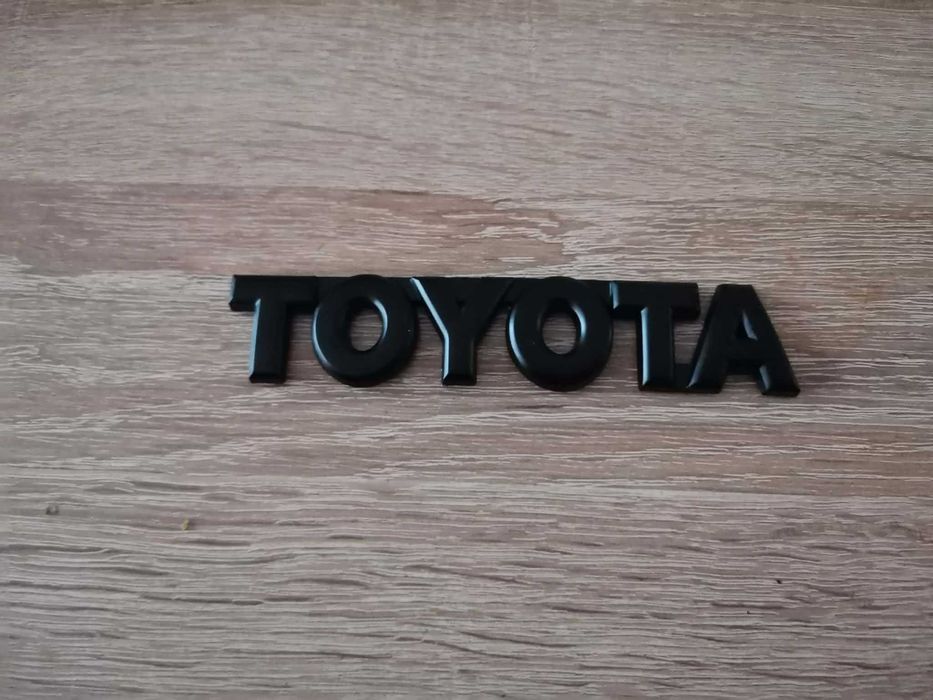 Toyota черен надпис малък шрифт