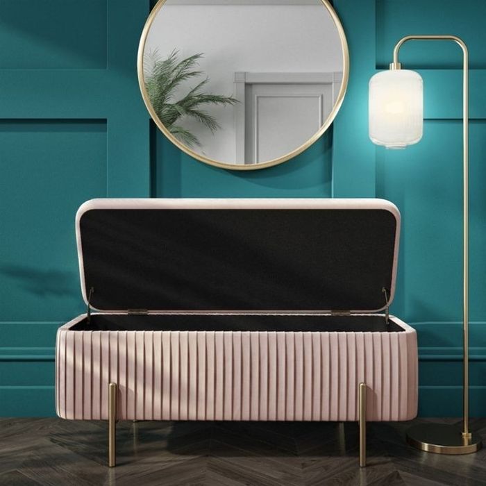 Prehojka oshhona va yotoqhonaga sandiqli va dumaloq taburetkalar.