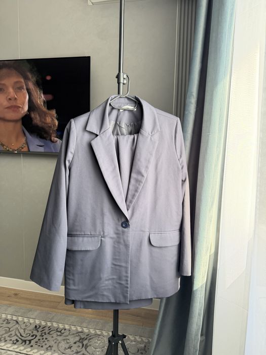 Хороший серый костюм