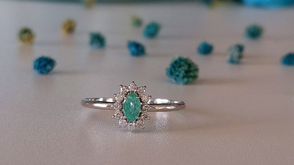 Inel din aur de 18k cu smarald și diamante naturale