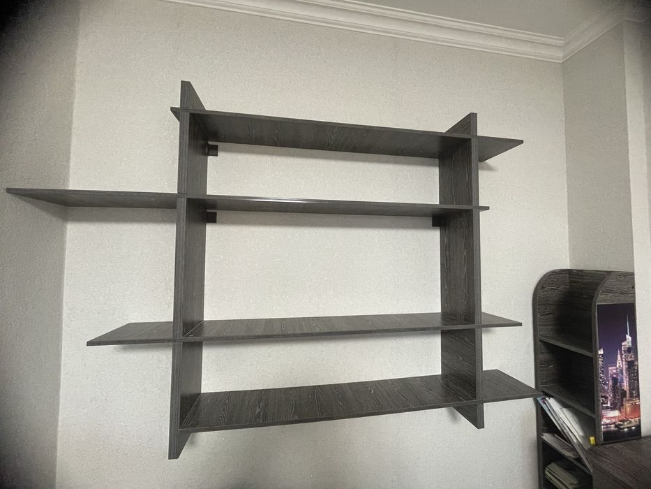 навесная полка для сувениров и книг