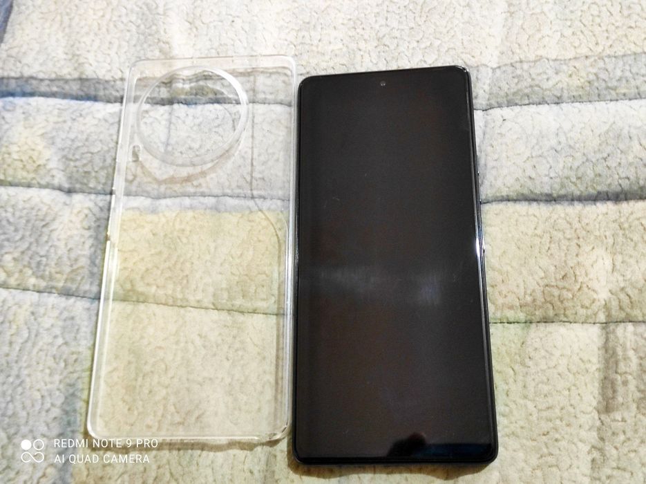 Tecno Camon 30 Xolati yangi turibdi