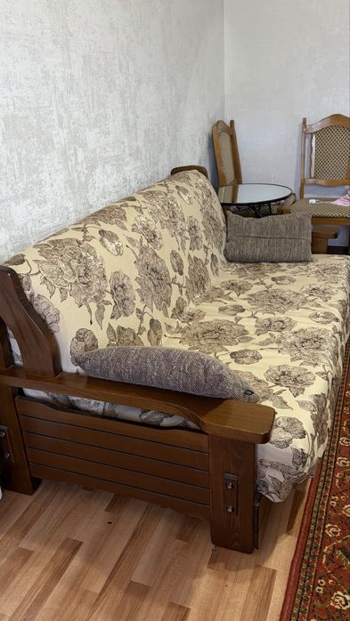 Продам диван стол стулья