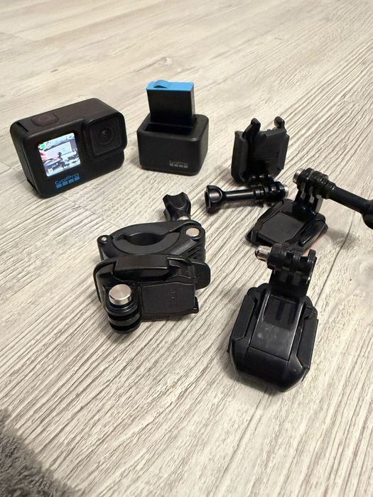 Cameră de acțiune GoPro HERO 10– Full HD/4K, stabilizare, accesorii incluse + încărcător dual