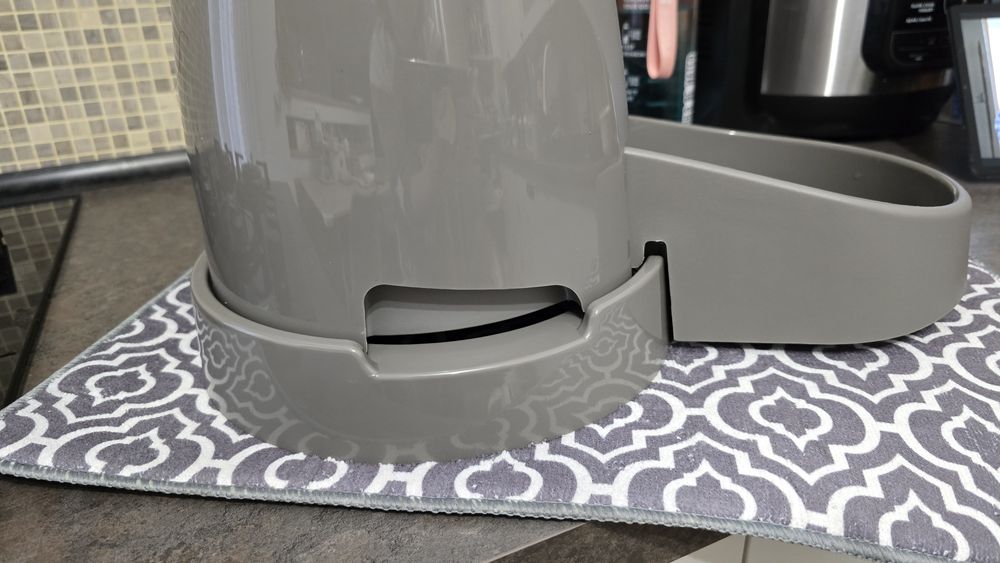 Hranitor automat pentru caini si pisici