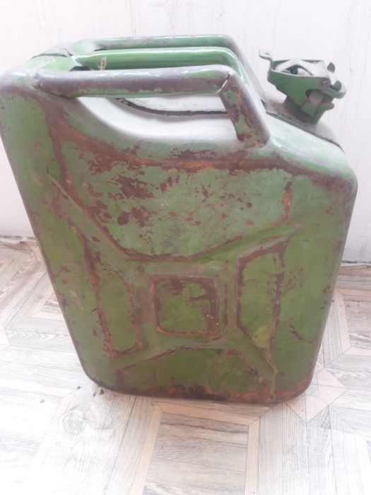 Продам канистру 20 литров