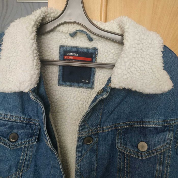 Модная джинсовая куртка с мехом