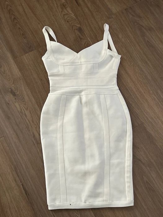 Бяла бандажна рокля