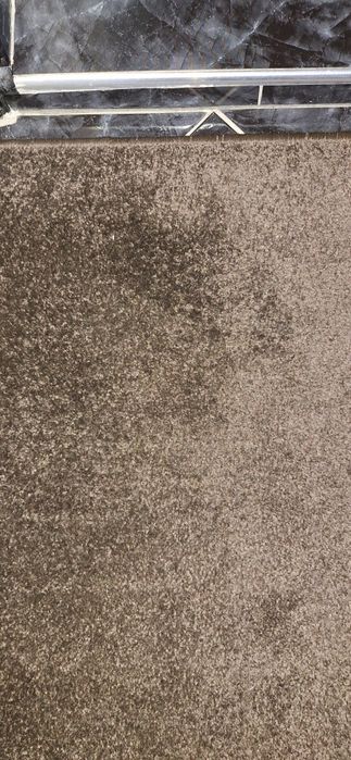 Продавам кафяв мек мокетен килим за под