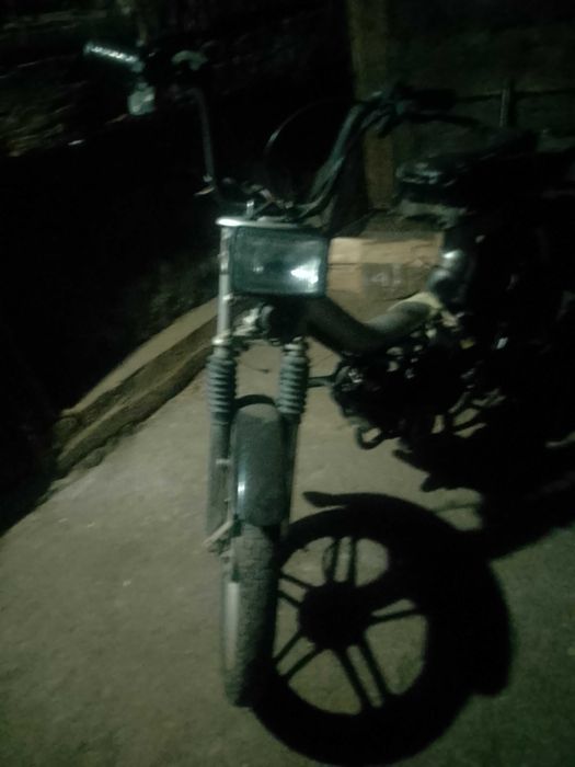 Vând scuter kewais defect carburatorul și o mobra nu are carburatorul