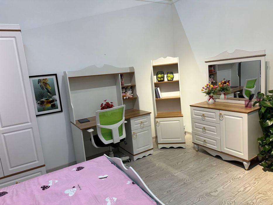 Продается детская мебель в Ташкенте кровать шкаф столь письменный