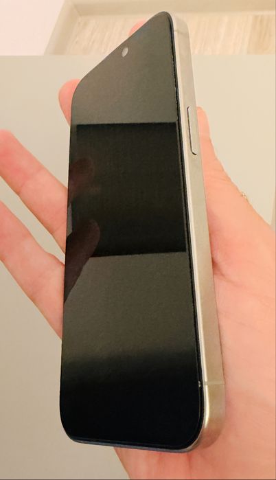 Vand iphone 15 pro, ca nou, necodat, cu factura