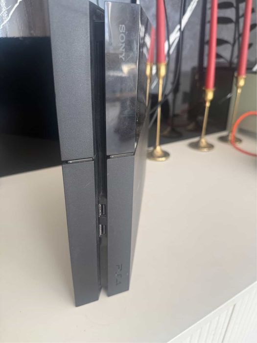 PlayStation 4 черного цвета
