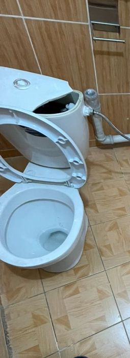 Унитаз обычный белый
