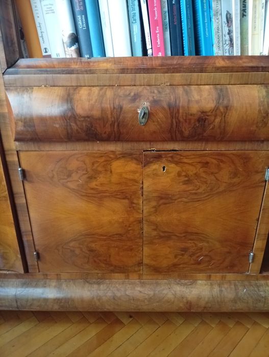 Dulap din lemn masiv