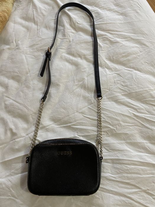 Дамска чанта на Guess