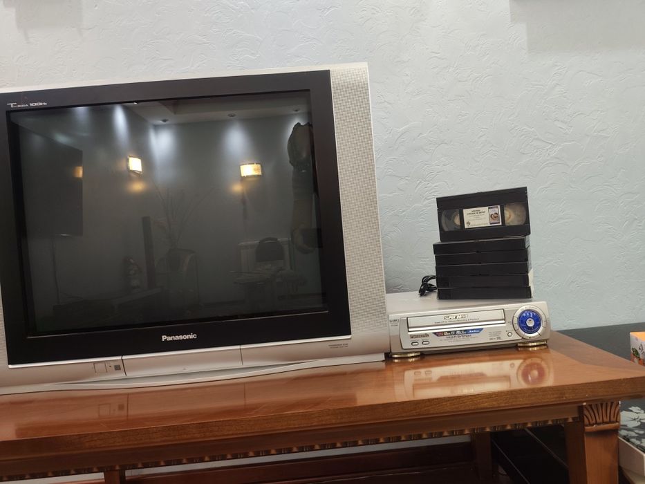Комплект Panasonic телевизор и видеомагнитовон.